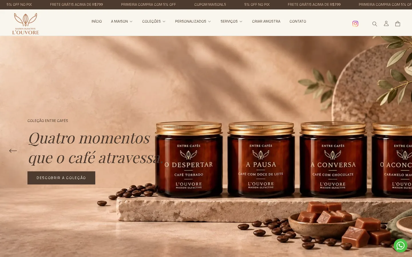 Home da L'ouvore no computador, com o banner da coleção Entre Cafés e o menu com Coleções, Personalizados e Serviços